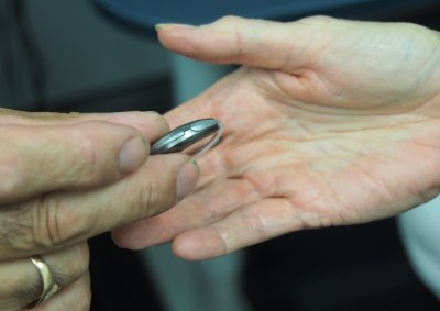 Op welke manieren kunnen op maat gemaakte otoplastieken worden gebruikt?