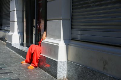 De gekleurde broek is de vervanger van je zwarte jeans