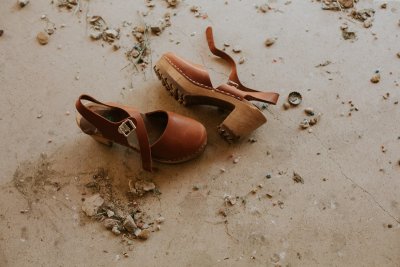 Waarom klompen opeens de coolste schoen van de zomer zijn